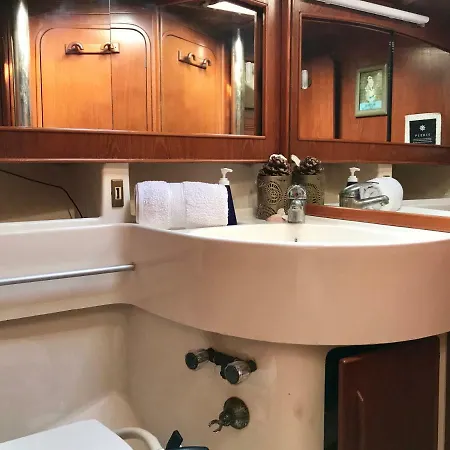 Sleep&boatsbreakfast Barcelona