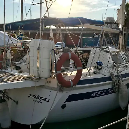 Sleep & Boats Barcelona Botel
