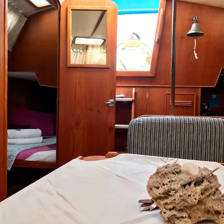 Hotel en barco Sleep&boatsbreakfast Barcelona Sant Adrià de Besòs
