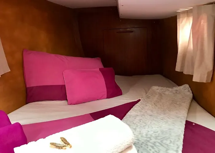 Sleep & Boats Barcelona 圣阿德里安-德贝索斯